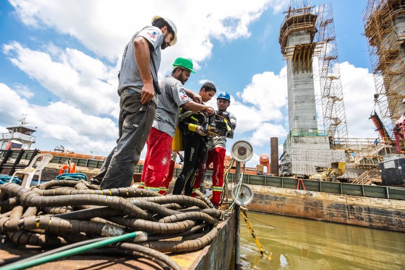 O trabalho de remoção é um dos maiores desafio da engenharia na reconstrução do vão central da ponte, que terá cerca de 270 metros de extensão. A dificuldade é gerada pela forma como os destroços do tabuleiro e pilares da antiga estrutura ficaram assentados no fundo do rio, justamente no entorno da construção do novo pilar. A ponte desabou durante a madrugada, após ser atingida por uma embarcação clandestina, em 6 de abril deste ano. <div class='credito_fotos'>Foto: JADER PAES / AG. PARÁ   |   <a href='/midias/2019/originais/5500_mergulhadoresmoju-013-jaderpaes.jpg' download><i class='fa-solid fa-download'></i> Download</a></div>