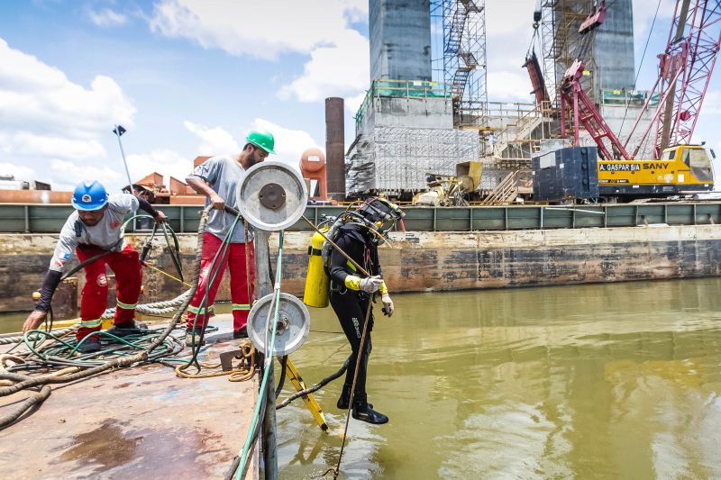 O trabalho de remoção é um dos maiores desafio da engenharia na reconstrução do vão central da ponte, que terá cerca de 270 metros de extensão. A dificuldade é gerada pela forma como os destroços do tabuleiro e pilares da antiga estrutura ficaram assentados no fundo do rio, justamente no entorno da construção do novo pilar. A ponte desabou durante a madrugada, após ser atingida por uma embarcação clandestina, em 6 de abril deste ano. <div class='credito_fotos'>Foto: JADER PAES / AG. PARÁ   |   <a href='/midias/2019/originais/5500_mergulhadoresmoju-014-jaderpaes.jpg' download><i class='fa-solid fa-download'></i> Download</a></div>