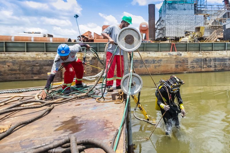 O trabalho de remoção é um dos maiores desafio da engenharia na reconstrução do vão central da ponte, que terá cerca de 270 metros de extensão. A dificuldade é gerada pela forma como os destroços do tabuleiro e pilares da antiga estrutura ficaram assentados no fundo do rio, justamente no entorno da construção do novo pilar. A ponte desabou durante a madrugada, após ser atingida por uma embarcação clandestina, em 6 de abril deste ano. <div class='credito_fotos'>Foto: JADER PAES / AG. PARÁ   |   <a href='/midias/2019/originais/5500_mergulhadoresmoju-015-jaderpaes.jpg' download><i class='fa-solid fa-download'></i> Download</a></div>