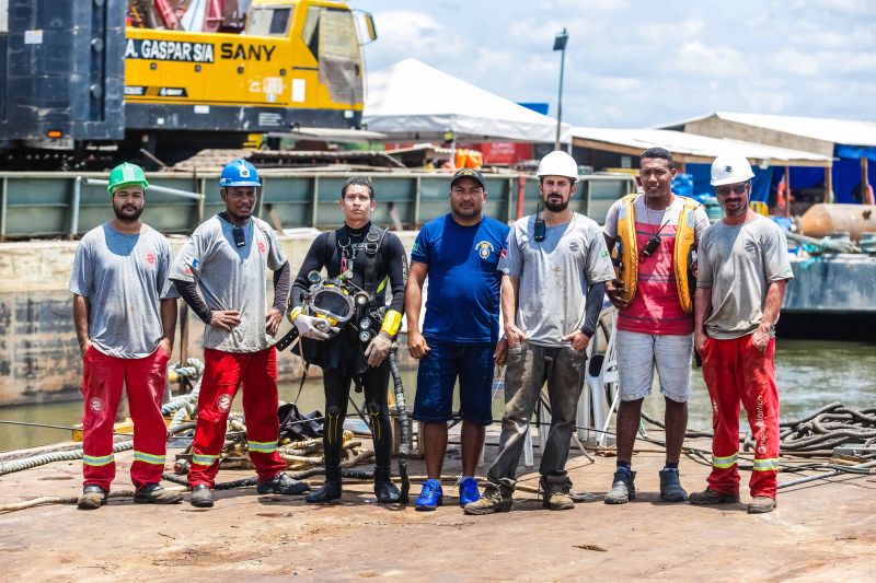 O trabalho de remoção é um dos maiores desafio da engenharia na reconstrução do vão central da ponte, que terá cerca de 270 metros de extensão. A dificuldade é gerada pela forma como os destroços do tabuleiro e pilares da antiga estrutura ficaram assentados no fundo do rio, justamente no entorno da construção do novo pilar. A ponte desabou durante a madrugada, após ser atingida por uma embarcação clandestina, em 6 de abril deste ano. <div class='credito_fotos'>Foto: JADER PAES / AG. PARÁ   |   <a href='/midias/2019/originais/5500_mergulhadoresmoju-028-jaderpaes.jpg' download><i class='fa-solid fa-download'></i> Download</a></div>