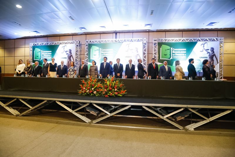 O governador Helder Barbalho foi agraciado com a comenda "Tobias Barreto" na noite desta quinta-feira (26), durante a abertura do I Congresso Brasileiro de Direito e Constituição, que ocorre no Hangar - Convenções e Feiras da Amazônia até sábado o próximo sábado (28). A honraria concedida pelo Instituto Brasileiro de Estudos do Direito (Ibed) reconhece o trabalho, o sólido conhecimento e os serviços prestados ao Direito e à Justiça. <div class='credito_fotos'>Foto: Marcelo Seabra / Ag. Pará   |   <a href='/midias/2019/originais/5501_20190926201649__mg_8054.jpg' download><i class='fa-solid fa-download'></i> Download</a></div>