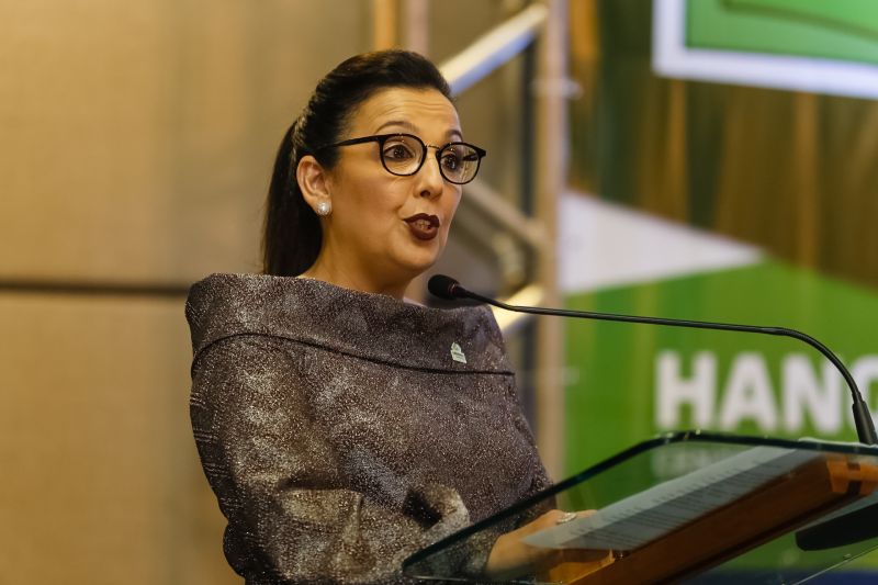 O governador Helder Barbalho foi agraciado com a comenda "Tobias Barreto" na noite desta quinta-feira (26), durante a abertura do I Congresso Brasileiro de Direito e Constituição, que ocorre no Hangar - Convenções e Feiras da Amazônia até sábado o próximo sábado (28). A honraria concedida pelo Instituto Brasileiro de Estudos do Direito (Ibed) reconhece o trabalho, o sólido conhecimento e os serviços prestados ao Direito e à Justiça. <div class='credito_fotos'>Foto: Marcelo Seabra / Ag. Pará   |   <a href='/midias/2019/originais/5501_20190926202328__mg_8078.jpg' download><i class='fa-solid fa-download'></i> Download</a></div>