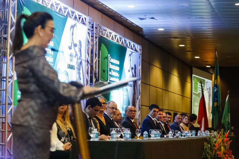 O governador Helder Barbalho foi agraciado com a comenda "Tobias Barreto" na noite desta quinta-feira (26), durante a abertura do I Congresso Brasileiro de Direito e Constituição, que ocorre no Hangar - Convenções e Feiras da Amazônia até sábado o próximo sábado (28). A honraria concedida pelo Instituto Brasileiro de Estudos do Direito (Ibed) reconhece o trabalho, o sólido conhecimento e os serviços prestados ao Direito e à Justiça. <div class='credito_fotos'>Foto: Marcelo Seabra / Ag. Pará   |   <a href='/midias/2019/originais/5501_20190926202431__mg_8083.jpg' download><i class='fa-solid fa-download'></i> Download</a></div>