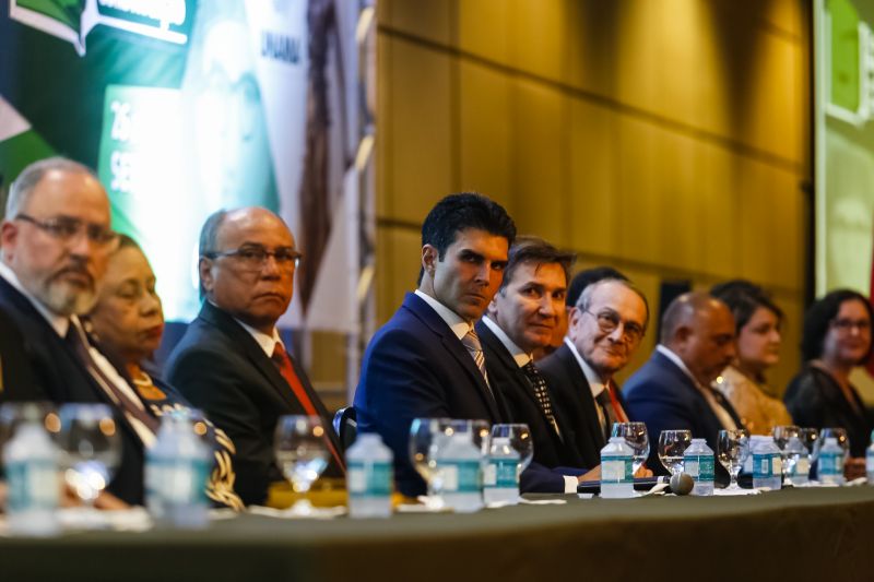 O governador Helder Barbalho foi agraciado com a comenda "Tobias Barreto" na noite desta quinta-feira (26), durante a abertura do I Congresso Brasileiro de Direito e Constituição, que ocorre no Hangar - Convenções e Feiras da Amazônia até sábado o próximo sábado (28). A honraria concedida pelo Instituto Brasileiro de Estudos do Direito (Ibed) reconhece o trabalho, o sólido conhecimento e os serviços prestados ao Direito e à Justiça. <div class='credito_fotos'>Foto: Marcelo Seabra / Ag. Pará   |   <a href='/midias/2019/originais/5501_20190926202454__mg_8089.jpg' download><i class='fa-solid fa-download'></i> Download</a></div>