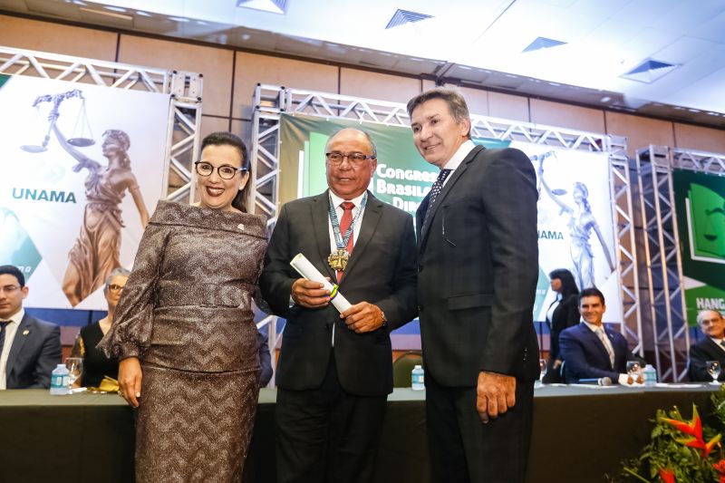 O governador Helder Barbalho foi agraciado com a comenda "Tobias Barreto" na noite desta quinta-feira (26), durante a abertura do I Congresso Brasileiro de Direito e Constituição, que ocorre no Hangar - Convenções e Feiras da Amazônia até sábado o próximo sábado (28). A honraria concedida pelo Instituto Brasileiro de Estudos do Direito (Ibed) reconhece o trabalho, o sólido conhecimento e os serviços prestados ao Direito e à Justiça. <div class='credito_fotos'>Foto: Marcelo Seabra / Ag. Pará   |   <a href='/midias/2019/originais/5501_20190926205604__mg_8122.jpg' download><i class='fa-solid fa-download'></i> Download</a></div>