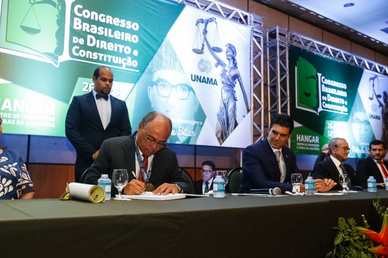 O governador Helder Barbalho foi agraciado com a comenda "Tobias Barreto" na noite desta quinta-feira (26), durante a abertura do I Congresso Brasileiro de Direito e Constituição, que ocorre no Hangar - Convenções e Feiras da Amazônia até sábado o próximo sábado (28). A honraria concedida pelo Instituto Brasileiro de Estudos do Direito (Ibed) reconhece o trabalho, o sólido conhecimento e os serviços prestados ao Direito e à Justiça. <div class='credito_fotos'>Foto: Marcelo Seabra / Ag. Pará   |   <a href='/midias/2019/originais/5501_20190926205641__mg_8126.jpg' download><i class='fa-solid fa-download'></i> Download</a></div>