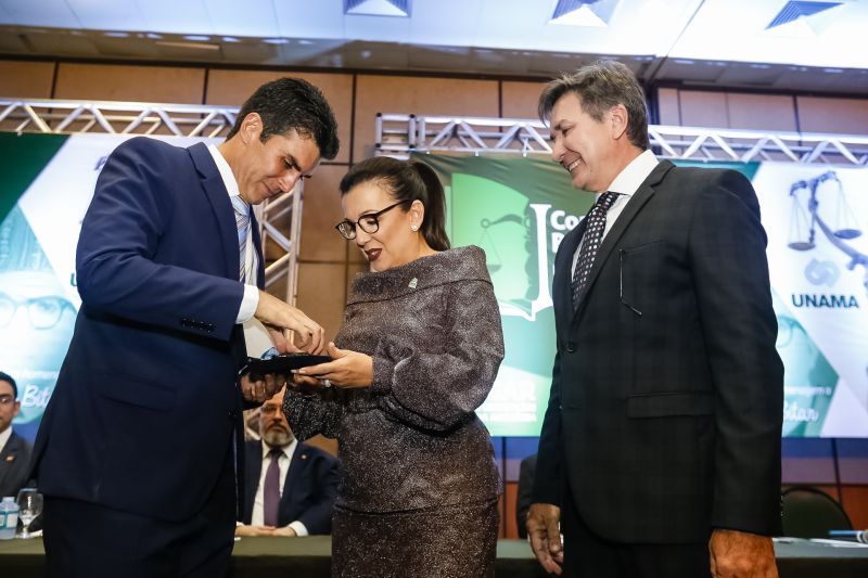 O governador Helder Barbalho foi agraciado com a comenda "Tobias Barreto" na noite desta quinta-feira (26), durante a abertura do I Congresso Brasileiro de Direito e Constituição, que ocorre no Hangar - Convenções e Feiras da Amazônia até sábado o próximo sábado (28). A honraria concedida pelo Instituto Brasileiro de Estudos do Direito (Ibed) reconhece o trabalho, o sólido conhecimento e os serviços prestados ao Direito e à Justiça. <div class='credito_fotos'>Foto: Marcelo Seabra / Ag. Pará   |   <a href='/midias/2019/originais/5501_20190926205837__mg_8134.jpg' download><i class='fa-solid fa-download'></i> Download</a></div>