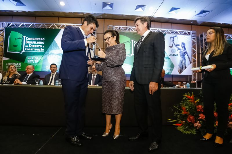 O governador Helder Barbalho foi agraciado com a comenda "Tobias Barreto" na noite desta quinta-feira (26), durante a abertura do I Congresso Brasileiro de Direito e Constituição, que ocorre no Hangar - Convenções e Feiras da Amazônia até sábado o próximo sábado (28). A honraria concedida pelo Instituto Brasileiro de Estudos do Direito (Ibed) reconhece o trabalho, o sólido conhecimento e os serviços prestados ao Direito e à Justiça. <div class='credito_fotos'>Foto: Marcelo Seabra / Ag. Pará   |   <a href='/midias/2019/originais/5501_20190926205839__mg_8136.jpg' download><i class='fa-solid fa-download'></i> Download</a></div>