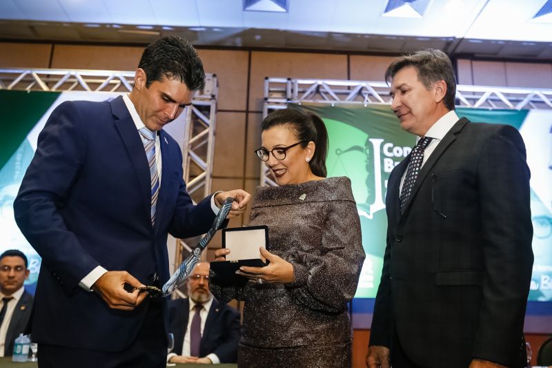 O governador Helder Barbalho foi agraciado com a comenda "Tobias Barreto" na noite desta quinta-feira (26), durante a abertura do I Congresso Brasileiro de Direito e Constituição, que ocorre no Hangar - Convenções e Feiras da Amazônia até sábado o próximo sábado (28). A honraria concedida pelo Instituto Brasileiro de Estudos do Direito (Ibed) reconhece o trabalho, o sólido conhecimento e os serviços prestados ao Direito e à Justiça. <div class='credito_fotos'>Foto: Marcelo Seabra / Ag. Pará   |   <a href='/midias/2019/originais/5501_20190926205842__mg_8138.jpg' download><i class='fa-solid fa-download'></i> Download</a></div>