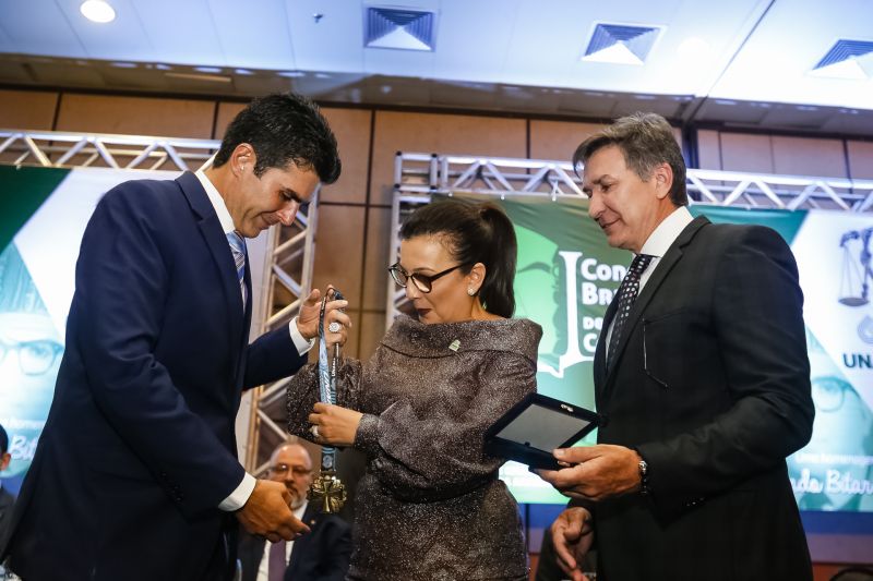 O governador Helder Barbalho foi agraciado com a comenda "Tobias Barreto" na noite desta quinta-feira (26), durante a abertura do I Congresso Brasileiro de Direito e Constituição, que ocorre no Hangar - Convenções e Feiras da Amazônia até sábado o próximo sábado (28). A honraria concedida pelo Instituto Brasileiro de Estudos do Direito (Ibed) reconhece o trabalho, o sólido conhecimento e os serviços prestados ao Direito e à Justiça. <div class='credito_fotos'>Foto: Marcelo Seabra / Ag. Pará   |   <a href='/midias/2019/originais/5501_20190926205845__mg_8141.jpg' download><i class='fa-solid fa-download'></i> Download</a></div>