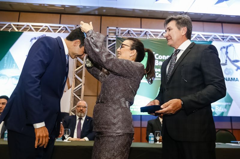 O governador Helder Barbalho foi agraciado com a comenda "Tobias Barreto" na noite desta quinta-feira (26), durante a abertura do I Congresso Brasileiro de Direito e Constituição, que ocorre no Hangar - Convenções e Feiras da Amazônia até sábado o próximo sábado (28). A honraria concedida pelo Instituto Brasileiro de Estudos do Direito (Ibed) reconhece o trabalho, o sólido conhecimento e os serviços prestados ao Direito e à Justiça. <div class='credito_fotos'>Foto: Marcelo Seabra / Ag. Pará   |   <a href='/midias/2019/originais/5501_20190926205850__mg_8143.jpg' download><i class='fa-solid fa-download'></i> Download</a></div>