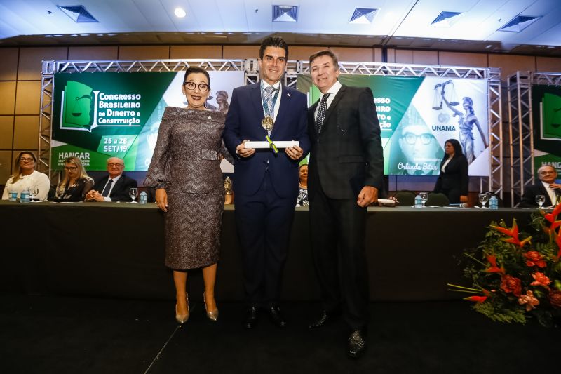 O governador Helder Barbalho foi agraciado com a comenda "Tobias Barreto" na noite desta quinta-feira (26), durante a abertura do I Congresso Brasileiro de Direito e Constituição, que ocorre no Hangar - Convenções e Feiras da Amazônia até sábado o próximo sábado (28). A honraria concedida pelo Instituto Brasileiro de Estudos do Direito (Ibed) reconhece o trabalho, o sólido conhecimento e os serviços prestados ao Direito e à Justiça. <div class='credito_fotos'>Foto: Marcelo Seabra / Ag. Pará   |   <a href='/midias/2019/originais/5501_20190926205905__mg_8155.jpg' download><i class='fa-solid fa-download'></i> Download</a></div>