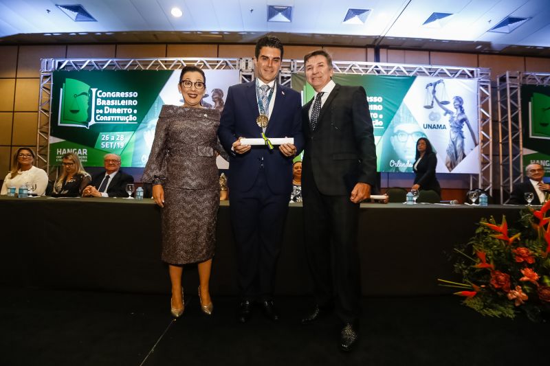 O governador Helder Barbalho foi agraciado com a comenda "Tobias Barreto" na noite desta quinta-feira (26), durante a abertura do I Congresso Brasileiro de Direito e Constituição, que ocorre no Hangar - Convenções e Feiras da Amazônia até sábado o próximo sábado (28). A honraria concedida pelo Instituto Brasileiro de Estudos do Direito (Ibed) reconhece o trabalho, o sólido conhecimento e os serviços prestados ao Direito e à Justiça. <div class='credito_fotos'>Foto: Marcelo Seabra / Ag. Pará   |   <a href='/midias/2019/originais/5501_20190926205905__mg_8156.jpg' download><i class='fa-solid fa-download'></i> Download</a></div>