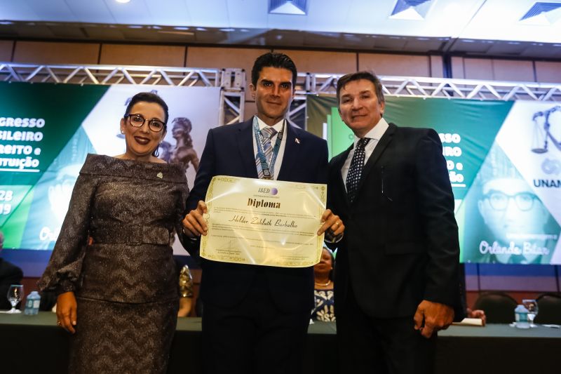 O governador Helder Barbalho foi agraciado com a comenda "Tobias Barreto" na noite desta quinta-feira (26), durante a abertura do I Congresso Brasileiro de Direito e Constituição, que ocorre no Hangar - Convenções e Feiras da Amazônia até sábado o próximo sábado (28). A honraria concedida pelo Instituto Brasileiro de Estudos do Direito (Ibed) reconhece o trabalho, o sólido conhecimento e os serviços prestados ao Direito e à Justiça. <div class='credito_fotos'>Foto: Marcelo Seabra / Ag. Pará   |   <a href='/midias/2019/originais/5501_20190926205916__mg_8157.jpg' download><i class='fa-solid fa-download'></i> Download</a></div>