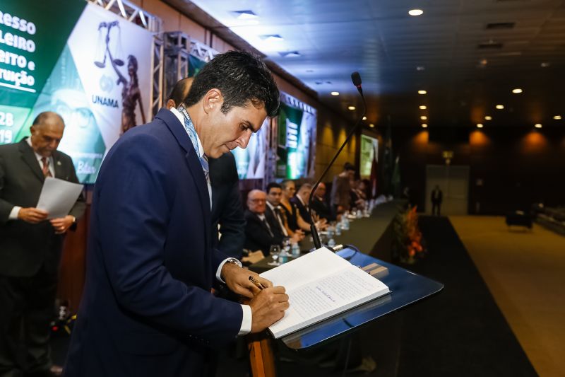 O governador Helder Barbalho foi agraciado com a comenda "Tobias Barreto" na noite desta quinta-feira (26), durante a abertura do I Congresso Brasileiro de Direito e Constituição, que ocorre no Hangar - Convenções e Feiras da Amazônia até sábado o próximo sábado (28). A honraria concedida pelo Instituto Brasileiro de Estudos do Direito (Ibed) reconhece o trabalho, o sólido conhecimento e os serviços prestados ao Direito e à Justiça. <div class='credito_fotos'>Foto: Marcelo Seabra / Ag. Pará   |   <a href='/midias/2019/originais/5501_20190926205955__mg_8165.jpg' download><i class='fa-solid fa-download'></i> Download</a></div>