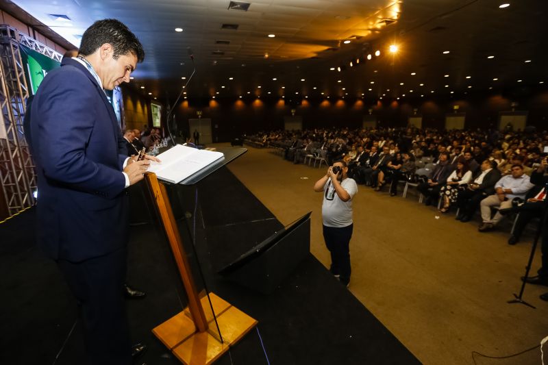 O governador Helder Barbalho foi agraciado com a comenda "Tobias Barreto" na noite desta quinta-feira (26), durante a abertura do I Congresso Brasileiro de Direito e Constituição, que ocorre no Hangar - Convenções e Feiras da Amazônia até sábado o próximo sábado (28). A honraria concedida pelo Instituto Brasileiro de Estudos do Direito (Ibed) reconhece o trabalho, o sólido conhecimento e os serviços prestados ao Direito e à Justiça. <div class='credito_fotos'>Foto: Marcelo Seabra / Ag. Pará   |   <a href='/midias/2019/originais/5501_20190926205957__mg_8166.jpg' download><i class='fa-solid fa-download'></i> Download</a></div>