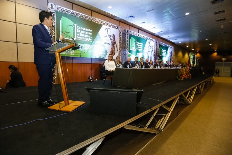 O governador Helder Barbalho foi agraciado com a comenda "Tobias Barreto" na noite desta quinta-feira (26), durante a abertura do I Congresso Brasileiro de Direito e Constituição, que ocorre no Hangar - Convenções e Feiras da Amazônia até sábado o próximo sábado (28). A honraria concedida pelo Instituto Brasileiro de Estudos do Direito (Ibed) reconhece o trabalho, o sólido conhecimento e os serviços prestados ao Direito e à Justiça. <div class='credito_fotos'>Foto: Marcelo Seabra / Ag. Pará   |   <a href='/midias/2019/originais/5501_20190926210058__mg_8168.jpg' download><i class='fa-solid fa-download'></i> Download</a></div>