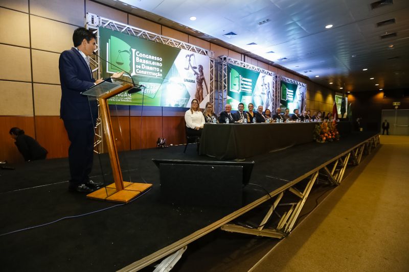 O governador Helder Barbalho foi agraciado com a comenda "Tobias Barreto" na noite desta quinta-feira (26), durante a abertura do I Congresso Brasileiro de Direito e Constituição, que ocorre no Hangar - Convenções e Feiras da Amazônia até sábado o próximo sábado (28). A honraria concedida pelo Instituto Brasileiro de Estudos do Direito (Ibed) reconhece o trabalho, o sólido conhecimento e os serviços prestados ao Direito e à Justiça. <div class='credito_fotos'>Foto: Marcelo Seabra / Ag. Pará   |   <a href='/midias/2019/originais/5501_20190926210058__mg_8169.jpg' download><i class='fa-solid fa-download'></i> Download</a></div>