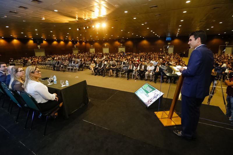 O governador Helder Barbalho foi agraciado com a comenda "Tobias Barreto" na noite desta quinta-feira (26), durante a abertura do I Congresso Brasileiro de Direito e Constituição, que ocorre no Hangar - Convenções e Feiras da Amazônia até sábado o próximo sábado (28). A honraria concedida pelo Instituto Brasileiro de Estudos do Direito (Ibed) reconhece o trabalho, o sólido conhecimento e os serviços prestados ao Direito e à Justiça. <div class='credito_fotos'>Foto: Marcelo Seabra / Ag. Pará   |   <a href='/midias/2019/originais/5501_20190926210202__mg_8185.jpg' download><i class='fa-solid fa-download'></i> Download</a></div>