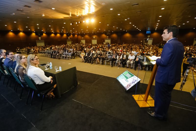 O governador Helder Barbalho foi agraciado com a comenda "Tobias Barreto" na noite desta quinta-feira (26), durante a abertura do I Congresso Brasileiro de Direito e Constituição, que ocorre no Hangar - Convenções e Feiras da Amazônia até sábado o próximo sábado (28). A honraria concedida pelo Instituto Brasileiro de Estudos do Direito (Ibed) reconhece o trabalho, o sólido conhecimento e os serviços prestados ao Direito e à Justiça. <div class='credito_fotos'>Foto: Marcelo Seabra / Ag. Pará   |   <a href='/midias/2019/originais/5501_20190926210230__mg_8187.jpg' download><i class='fa-solid fa-download'></i> Download</a></div>