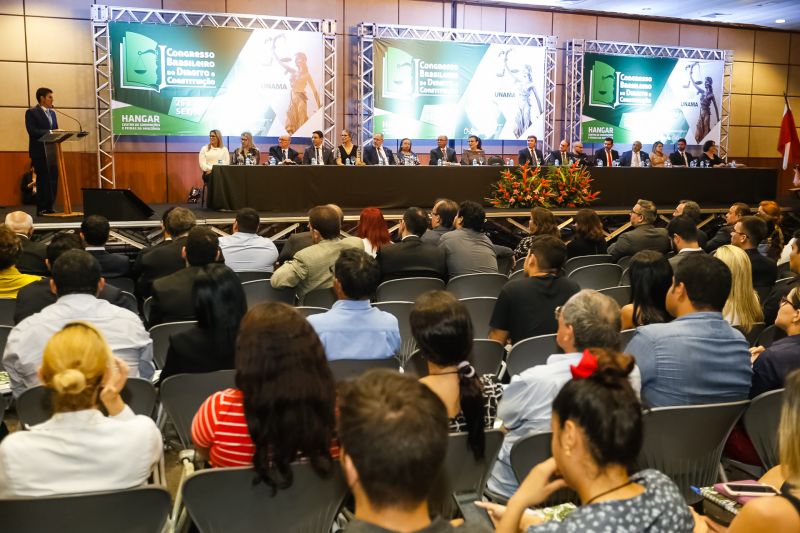 O governador Helder Barbalho foi agraciado com a comenda "Tobias Barreto" na noite desta quinta-feira (26), durante a abertura do I Congresso Brasileiro de Direito e Constituição, que ocorre no Hangar - Convenções e Feiras da Amazônia até sábado o próximo sábado (28). A honraria concedida pelo Instituto Brasileiro de Estudos do Direito (Ibed) reconhece o trabalho, o sólido conhecimento e os serviços prestados ao Direito e à Justiça. <div class='credito_fotos'>Foto: Marcelo Seabra / Ag. Pará   |   <a href='/midias/2019/originais/5501_20190926210320__mg_8189.jpg' download><i class='fa-solid fa-download'></i> Download</a></div>