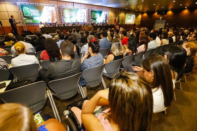 O governador Helder Barbalho foi agraciado com a comenda "Tobias Barreto" na noite desta quinta-feira (26), durante a abertura do I Congresso Brasileiro de Direito e Constituição, que ocorre no Hangar - Convenções e Feiras da Amazônia até sábado o próximo sábado (28). A honraria concedida pelo Instituto Brasileiro de Estudos do Direito (Ibed) reconhece o trabalho, o sólido conhecimento e os serviços prestados ao Direito e à Justiça. <div class='credito_fotos'>Foto: Marcelo Seabra / Ag. Pará   |   <a href='/midias/2019/originais/5501_20190926210328__mg_8193.jpg' download><i class='fa-solid fa-download'></i> Download</a></div>