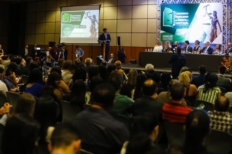 O governador Helder Barbalho foi agraciado com a comenda "Tobias Barreto" na noite desta quinta-feira (26), durante a abertura do I Congresso Brasileiro de Direito e Constituição, que ocorre no Hangar - Convenções e Feiras da Amazônia até sábado o próximo sábado (28). A honraria concedida pelo Instituto Brasileiro de Estudos do Direito (Ibed) reconhece o trabalho, o sólido conhecimento e os serviços prestados ao Direito e à Justiça. <div class='credito_fotos'>Foto: Marcelo Seabra / Ag. Pará   |   <a href='/midias/2019/originais/5501_20190926210420__mg_8201.jpg' download><i class='fa-solid fa-download'></i> Download</a></div>