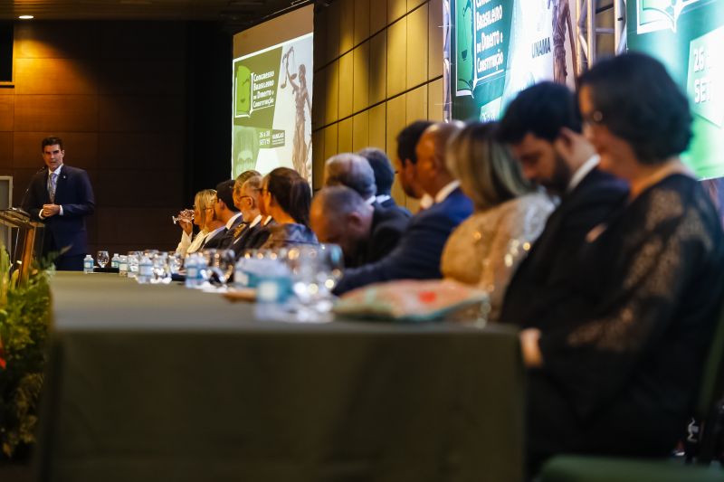 O governador Helder Barbalho foi agraciado com a comenda "Tobias Barreto" na noite desta quinta-feira (26), durante a abertura do I Congresso Brasileiro de Direito e Constituição, que ocorre no Hangar - Convenções e Feiras da Amazônia até sábado o próximo sábado (28). A honraria concedida pelo Instituto Brasileiro de Estudos do Direito (Ibed) reconhece o trabalho, o sólido conhecimento e os serviços prestados ao Direito e à Justiça. <div class='credito_fotos'>Foto: Marcelo Seabra / Ag. Pará   |   <a href='/midias/2019/originais/5501_20190926210511__mg_8204.jpg' download><i class='fa-solid fa-download'></i> Download</a></div>