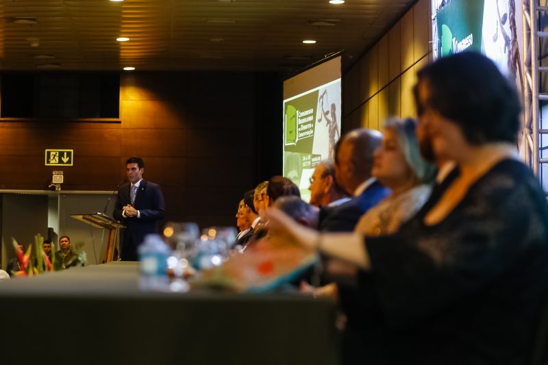 O governador Helder Barbalho foi agraciado com a comenda "Tobias Barreto" na noite desta quinta-feira (26), durante a abertura do I Congresso Brasileiro de Direito e Constituição, que ocorre no Hangar - Convenções e Feiras da Amazônia até sábado o próximo sábado (28). A honraria concedida pelo Instituto Brasileiro de Estudos do Direito (Ibed) reconhece o trabalho, o sólido conhecimento e os serviços prestados ao Direito e à Justiça. <div class='credito_fotos'>Foto: Marcelo Seabra / Ag. Pará   |   <a href='/midias/2019/originais/5501_20190926210532__mg_8206.jpg' download><i class='fa-solid fa-download'></i> Download</a></div>