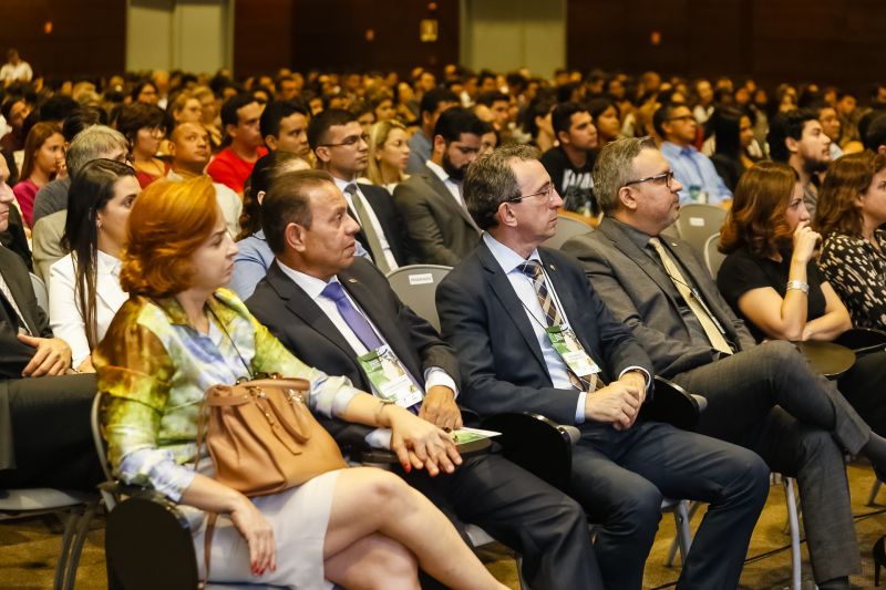 O governador Helder Barbalho foi agraciado com a comenda "Tobias Barreto" na noite desta quinta-feira (26), durante a abertura do I Congresso Brasileiro de Direito e Constituição, que ocorre no Hangar - Convenções e Feiras da Amazônia até sábado o próximo sábado (28). A honraria concedida pelo Instituto Brasileiro de Estudos do Direito (Ibed) reconhece o trabalho, o sólido conhecimento e os serviços prestados ao Direito e à Justiça. <div class='credito_fotos'>Foto: Marcelo Seabra / Ag. Pará   |   <a href='/midias/2019/originais/5501_20190926210658__mg_8212.jpg' download><i class='fa-solid fa-download'></i> Download</a></div>