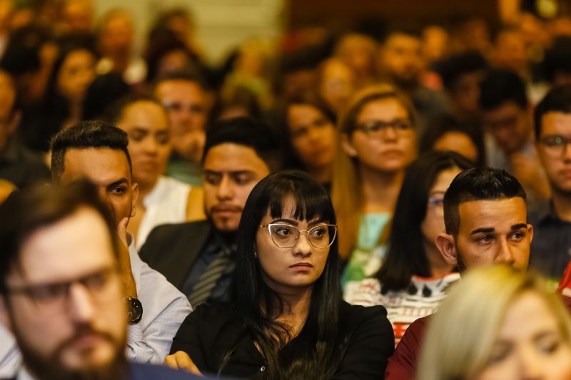 O governador Helder Barbalho foi agraciado com a comenda "Tobias Barreto" na noite desta quinta-feira (26), durante a abertura do I Congresso Brasileiro de Direito e Constituição, que ocorre no Hangar - Convenções e Feiras da Amazônia até sábado o próximo sábado (28). A honraria concedida pelo Instituto Brasileiro de Estudos do Direito (Ibed) reconhece o trabalho, o sólido conhecimento e os serviços prestados ao Direito e à Justiça. <div class='credito_fotos'>Foto: Marcelo Seabra / Ag. Pará   |   <a href='/midias/2019/originais/5501_20190926210707__mg_8214.jpg' download><i class='fa-solid fa-download'></i> Download</a></div>