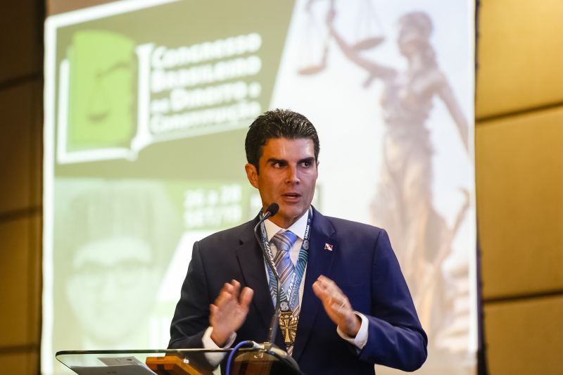 O governador Helder Barbalho foi agraciado com a comenda "Tobias Barreto" na noite desta quinta-feira (26), durante a abertura do I Congresso Brasileiro de Direito e Constituição, que ocorre no Hangar - Convenções e Feiras da Amazônia até sábado o próximo sábado (28). A honraria concedida pelo Instituto Brasileiro de Estudos do Direito (Ibed) reconhece o trabalho, o sólido conhecimento e os serviços prestados ao Direito e à Justiça. <div class='credito_fotos'>Foto: Marcelo Seabra / Ag. Pará   |   <a href='/midias/2019/originais/5501_20190926210716__mg_8215.jpg' download><i class='fa-solid fa-download'></i> Download</a></div>