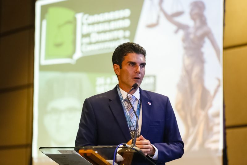 O governador Helder Barbalho foi agraciado com a comenda "Tobias Barreto" na noite desta quinta-feira (26), durante a abertura do I Congresso Brasileiro de Direito e Constituição, que ocorre no Hangar - Convenções e Feiras da Amazônia até sábado o próximo sábado (28). A honraria concedida pelo Instituto Brasileiro de Estudos do Direito (Ibed) reconhece o trabalho, o sólido conhecimento e os serviços prestados ao Direito e à Justiça. <div class='credito_fotos'>Foto: Marcelo Seabra / Ag. Pará   |   <a href='/midias/2019/originais/5501_20190926210726__mg_8217.jpg' download><i class='fa-solid fa-download'></i> Download</a></div>