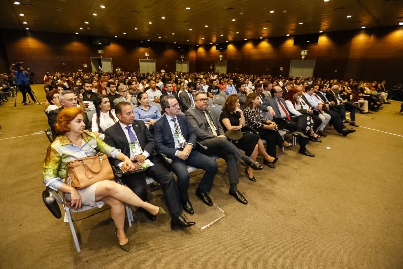 O governador Helder Barbalho foi agraciado com a comenda "Tobias Barreto" na noite desta quinta-feira (26), durante a abertura do I Congresso Brasileiro de Direito e Constituição, que ocorre no Hangar - Convenções e Feiras da Amazônia até sábado o próximo sábado (28). A honraria concedida pelo Instituto Brasileiro de Estudos do Direito (Ibed) reconhece o trabalho, o sólido conhecimento e os serviços prestados ao Direito e à Justiça. <div class='credito_fotos'>Foto: Marcelo Seabra / Ag. Pará   |   <a href='/midias/2019/originais/5501_20190926210905__mg_8233.jpg' download><i class='fa-solid fa-download'></i> Download</a></div>