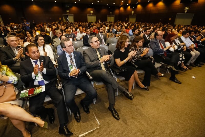 O governador Helder Barbalho foi agraciado com a comenda "Tobias Barreto" na noite desta quinta-feira (26), durante a abertura do I Congresso Brasileiro de Direito e Constituição, que ocorre no Hangar - Convenções e Feiras da Amazônia até sábado o próximo sábado (28). A honraria concedida pelo Instituto Brasileiro de Estudos do Direito (Ibed) reconhece o trabalho, o sólido conhecimento e os serviços prestados ao Direito e à Justiça. <div class='credito_fotos'>Foto: Marcelo Seabra / Ag. Pará   |   <a href='/midias/2019/originais/5501_20190926210944__mg_8236.jpg' download><i class='fa-solid fa-download'></i> Download</a></div>