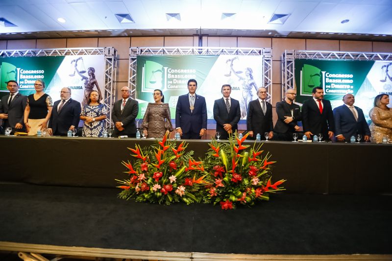 O governador Helder Barbalho foi agraciado com a comenda "Tobias Barreto" na noite desta quinta-feira (26), durante a abertura do I Congresso Brasileiro de Direito e Constituição, que ocorre no Hangar - Convenções e Feiras da Amazônia até sábado o próximo sábado (28). A honraria concedida pelo Instituto Brasileiro de Estudos do Direito (Ibed) reconhece o trabalho, o sólido conhecimento e os serviços prestados ao Direito e à Justiça. <div class='credito_fotos'>Foto: Marcelo Seabra / Ag. Pará   |   <a href='/midias/2019/originais/5501_20190926211043__mg_8240_1.jpg' download><i class='fa-solid fa-download'></i> Download</a></div>