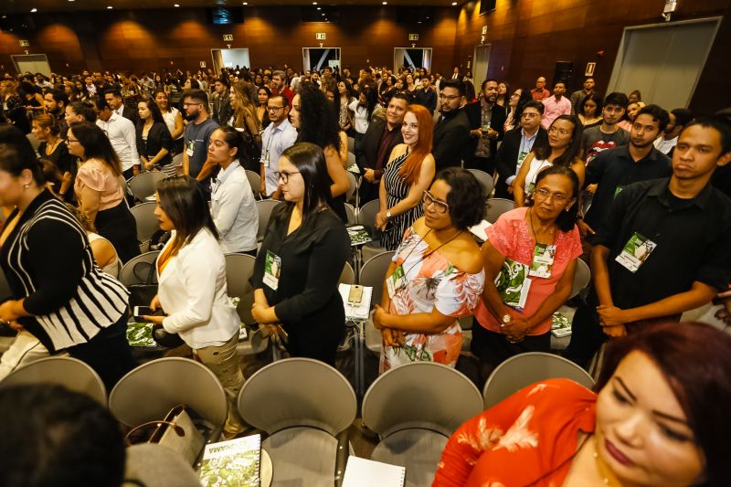 O governador Helder Barbalho foi agraciado com a comenda "Tobias Barreto" na noite desta quinta-feira (26), durante a abertura do I Congresso Brasileiro de Direito e Constituição, que ocorre no Hangar - Convenções e Feiras da Amazônia até sábado o próximo sábado (28). A honraria concedida pelo Instituto Brasileiro de Estudos do Direito (Ibed) reconhece o trabalho, o sólido conhecimento e os serviços prestados ao Direito e à Justiça. <div class='credito_fotos'>Foto: Marcelo Seabra / Ag. Pará   |   <a href='/midias/2019/originais/5501_20190926211213__mg_8257.jpg' download><i class='fa-solid fa-download'></i> Download</a></div>