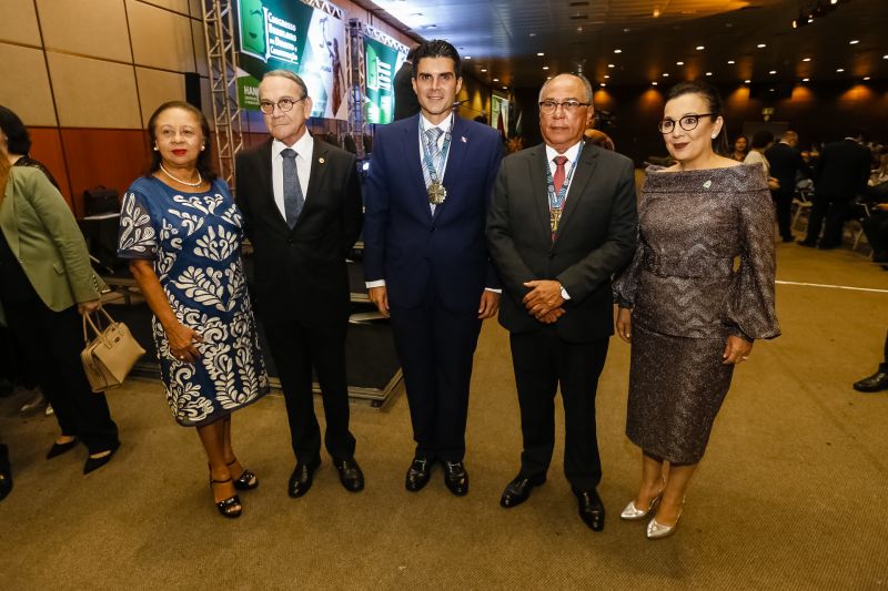 O governador Helder Barbalho foi agraciado com a comenda "Tobias Barreto" na noite desta quinta-feira (26), durante a abertura do I Congresso Brasileiro de Direito e Constituição, que ocorre no Hangar - Convenções e Feiras da Amazônia até sábado o próximo sábado (28). A honraria concedida pelo Instituto Brasileiro de Estudos do Direito (Ibed) reconhece o trabalho, o sólido conhecimento e os serviços prestados ao Direito e à Justiça. <div class='credito_fotos'>Foto: Marcelo Seabra / Ag. Pará   |   <a href='/midias/2019/originais/5501_20190926211414__mg_8262.jpg' download><i class='fa-solid fa-download'></i> Download</a></div>