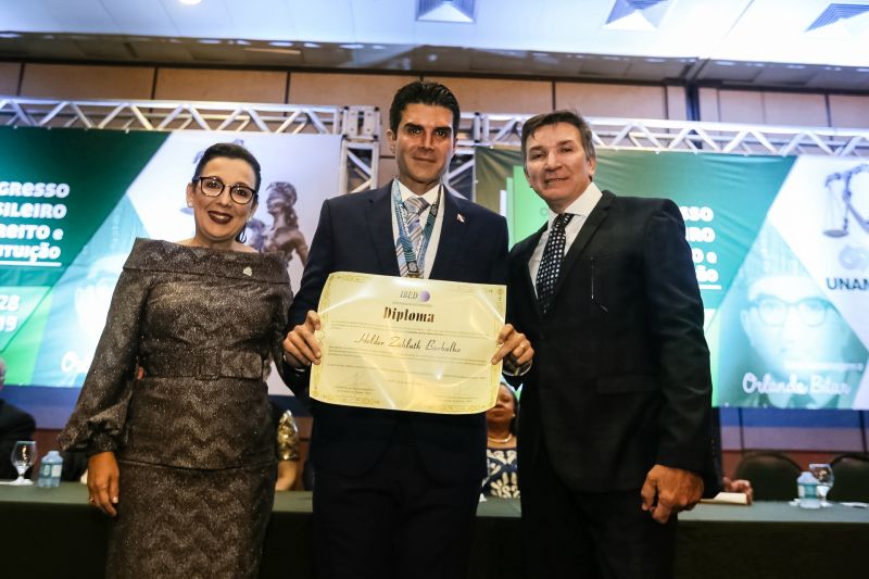 O governador Helder Barbalho foi agraciado com a comenda "Tobias Barreto" na noite desta quinta-feira (26), durante a abertura do I Congresso Brasileiro de Direito e Constituição, que ocorre no Hangar - Convenções e Feiras da Amazônia até sábado o próximo sábado (28). A honraria concedida pelo Instituto Brasileiro de Estudos do Direito (Ibed) reconhece o trabalho, o sólido conhecimento e os serviços prestados ao Direito e à Justiça. <div class='credito_fotos'>Foto: Marcelo Seabra / Ag. Pará   |   <a href='/midias/2019/originais/5501_20190926_212855.jpg' download><i class='fa-solid fa-download'></i> Download</a></div>