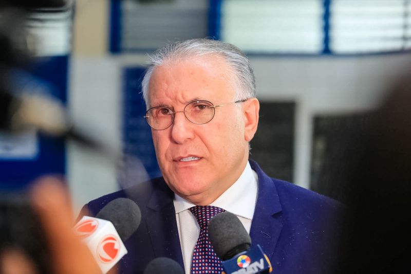 O governador do Pará, Helder Barbalho, e o secretário estadual de Saúde do Pará, Alberto Beltrame, lançaram oficialmente, nesta sexta-feira (27), em Belém, a Campanha Vacinação contra o Sarampo, que foi antecipada especialmente no Estado para resgatar a cobertura vacinal contra a doença e assim aumentar a proteção da população paraense. <div class='credito_fotos'>Foto: Marco Santos / Ag. Pará   |   <a href='/midias/2019/originais/5502_antecipacaodevacinacontraosarampo-fotomarcosantos-11.jpg' download><i class='fa-solid fa-download'></i> Download</a></div>