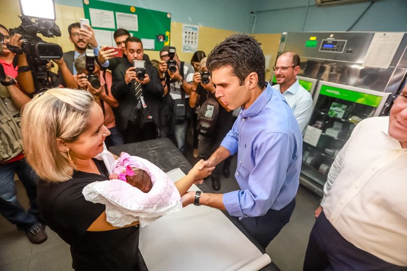 O governador do Pará, Helder Barbalho, e o secretário estadual de Saúde do Pará, Alberto Beltrame, lançaram oficialmente, nesta sexta-feira (27), em Belém, a Campanha Vacinação contra o Sarampo, que foi antecipada especialmente no Estado para resgatar a cobertura vacinal contra a doença e assim aumentar a proteção da população paraense. <div class='credito_fotos'>Foto: Marco Santos / Ag. Pará   |   <a href='/midias/2019/originais/5502_antecipacaodevacinacontraosarampo-fotomarcosantos-14.jpg' download><i class='fa-solid fa-download'></i> Download</a></div>