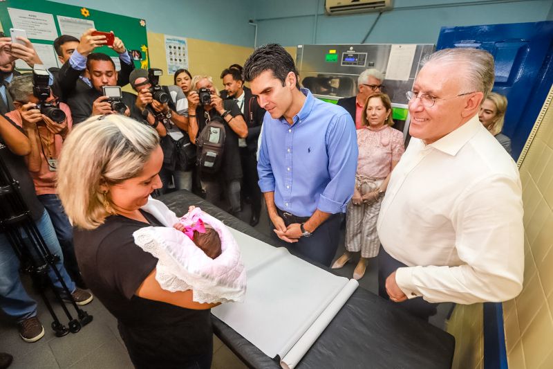 O governador do Pará, Helder Barbalho, e o secretário estadual de Saúde do Pará, Alberto Beltrame, lançaram oficialmente, nesta sexta-feira (27), em Belém, a Campanha Vacinação contra o Sarampo, que foi antecipada especialmente no Estado para resgatar a cobertura vacinal contra a doença e assim aumentar a proteção da população paraense. <div class='credito_fotos'>Foto: Marco Santos / Ag. Pará   |   <a href='/midias/2019/originais/5502_antecipacaodevacinacontraosarampo-fotomarcosantos-15.jpg' download><i class='fa-solid fa-download'></i> Download</a></div>