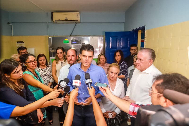 O governador do Pará, Helder Barbalho, e o secretário estadual de Saúde do Pará, Alberto Beltrame, lançaram oficialmente, nesta sexta-feira (27), em Belém, a Campanha Vacinação contra o Sarampo, que foi antecipada especialmente no Estado para resgatar a cobertura vacinal contra a doença e assim aumentar a proteção da população paraense. <div class='credito_fotos'>Foto: Marco Santos / Ag. Pará   |   <a href='/midias/2019/originais/5502_antecipacaodevacinacontraosarampo-fotomarcosantos-17.jpg' download><i class='fa-solid fa-download'></i> Download</a></div>