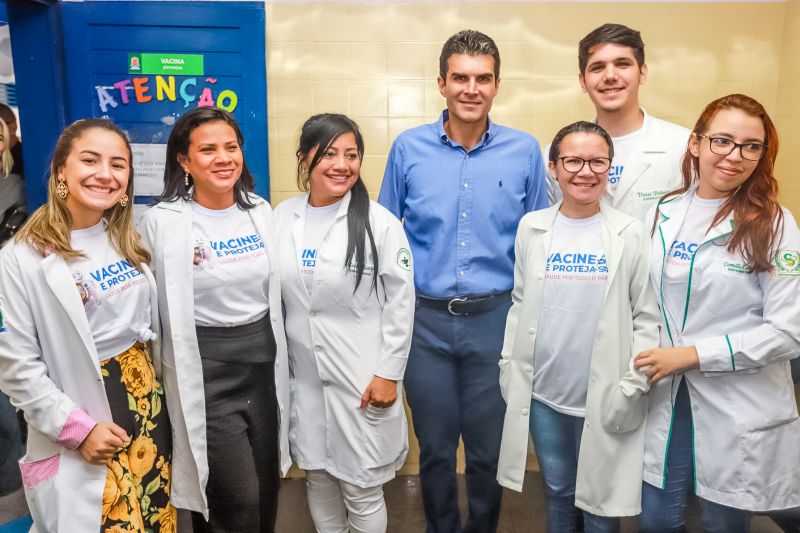 O governador do Pará, Helder Barbalho, e o secretário estadual de Saúde do Pará, Alberto Beltrame, lançaram oficialmente, nesta sexta-feira (27), em Belém, a Campanha Vacinação contra o Sarampo, que foi antecipada especialmente no Estado para resgatar a cobertura vacinal contra a doença e assim aumentar a proteção da população paraense. <div class='credito_fotos'>Foto: Marco Santos / Ag. Pará   |   <a href='/midias/2019/originais/5502_antecipacaodevacinacontraosarampo-fotomarcosantos-19.jpg' download><i class='fa-solid fa-download'></i> Download</a></div>