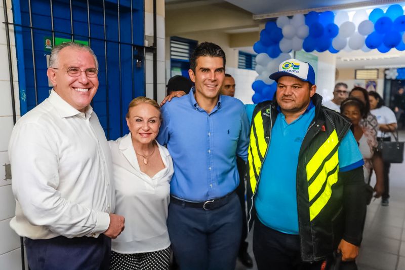 O governador do Pará, Helder Barbalho, e o secretário estadual de Saúde do Pará, Alberto Beltrame, lançaram oficialmente, nesta sexta-feira (27), em Belém, a Campanha Vacinação contra o Sarampo, que foi antecipada especialmente no Estado para resgatar a cobertura vacinal contra a doença e assim aumentar a proteção da população paraense. <div class='credito_fotos'>Foto: Marco Santos / Ag. Pará   |   <a href='/midias/2019/originais/5502_antecipacaodevacinacontraosarampo-fotomarcosantos-25.jpg' download><i class='fa-solid fa-download'></i> Download</a></div>