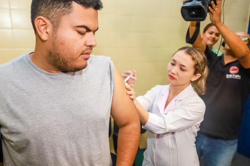 O governador do Pará, Helder Barbalho, e o secretário estadual de Saúde do Pará, Alberto Beltrame, lançaram oficialmente, nesta sexta-feira (27), em Belém, a Campanha Vacinação contra o Sarampo, que foi antecipada especialmente no Estado para resgatar a cobertura vacinal contra a doença e assim aumentar a proteção da população paraense. <div class='credito_fotos'>Foto: Marco Santos / Ag. Pará   |   <a href='/midias/2019/originais/5502_antecipacaodevacinacontraosarampo-fotomarcosantos.jpg' download><i class='fa-solid fa-download'></i> Download</a></div>