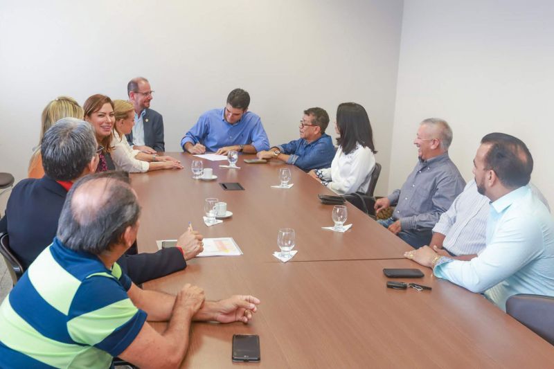 A comunidade de Marudazinho, no município de Marapanim, no nordeste paraense, vai ganhar em breve uma obra importante. Nesta sexta (27), o governador do Estado, Helder Barbalho, assinou a ordem de serviço que garante a construção do muro de arrimo na orla da vila.  <div class='credito_fotos'>Foto: Marco Santos / Ag. Pará   |   <a href='/midias/2019/originais/5504_assinaturadeordemdeservicoorlademarudazinho-fotomarcosantos-4.jpg' download><i class='fa-solid fa-download'></i> Download</a></div>