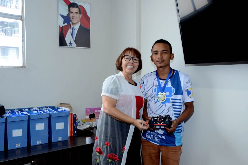 O estudante Jobson Tenório, 16 anos, que estuda na Escola Estadual Manoel Antônio de Castro, em Igarapé-Miri (município do nordeste paraense), é o vencedor da etapa estadual da Olimpíada Brasileira de Robótica (OBR).  <div class='credito_fotos'>Foto: Rai Pontes / Ascom Seduc   |   <a href='/midias/2019/originais/5507_3.jpg' download><i class='fa-solid fa-download'></i> Download</a></div>