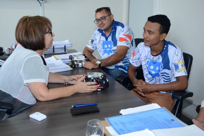 O estudante Jobson Tenório, 16 anos, que estuda na Escola Estadual Manoel Antônio de Castro, em Igarapé-Miri (município do nordeste paraense), é o vencedor da etapa estadual da Olimpíada Brasileira de Robótica (OBR).  <div class='credito_fotos'>Foto: Rai Pontes / Ascom Seduc   |   <a href='/midias/2019/originais/5507_6.jpg' download><i class='fa-solid fa-download'></i> Download</a></div>