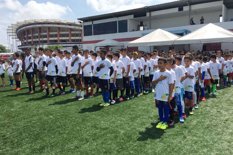 Os alunos que irão fazer parte do projeto Gol do Brasil participaram, nesta segunda-feira (30), junto com seus pais ou responsáveis, da aula inaugural do Projeto, que ocorreu no Centro da Juventude (CEJU), em Belém. Foram inscritos 233 alunos, com idade entre seis a 17 anos, no contra turno escolar. <div class='credito_fotos'>Foto: ASCOM / SEEL   |   <a href='/midias/2019/originais/5509_whatsappimage2019-09-30at13.59.401.jpg' download><i class='fa-solid fa-download'></i> Download</a></div>